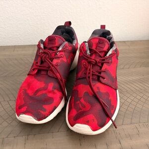 Nike Women’s Red Camouflage Roshe Athletic Sneakers sz 9